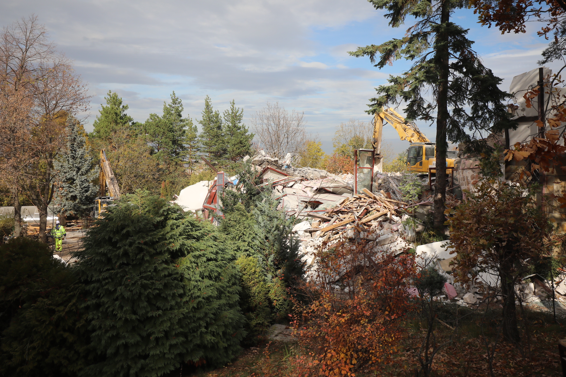 Срутиха напълно бившата резиденция на Ахмед Доган в "Бояна"