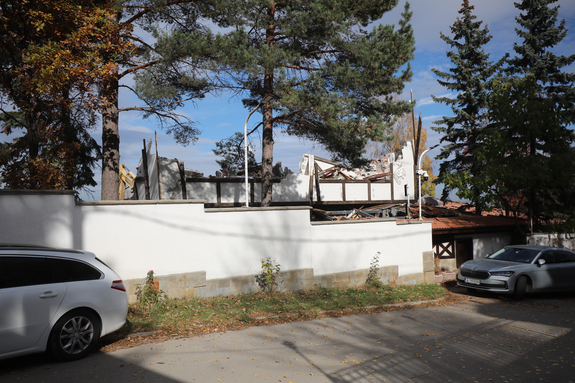 <p>Срутиха напълно бившата резиденция на Ахмед Доган в &quot;Бояна&quot;</p>