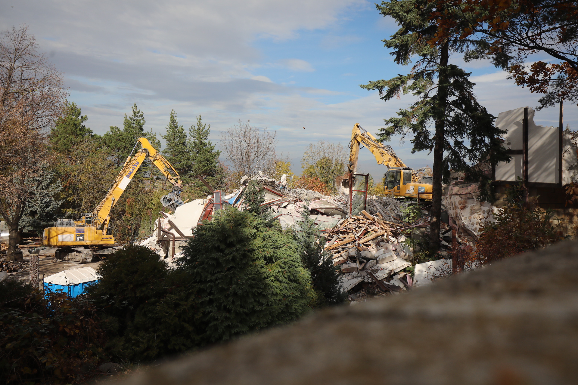 Срутиха напълно бившата резиденция на Ахмед Доган в "Бояна"