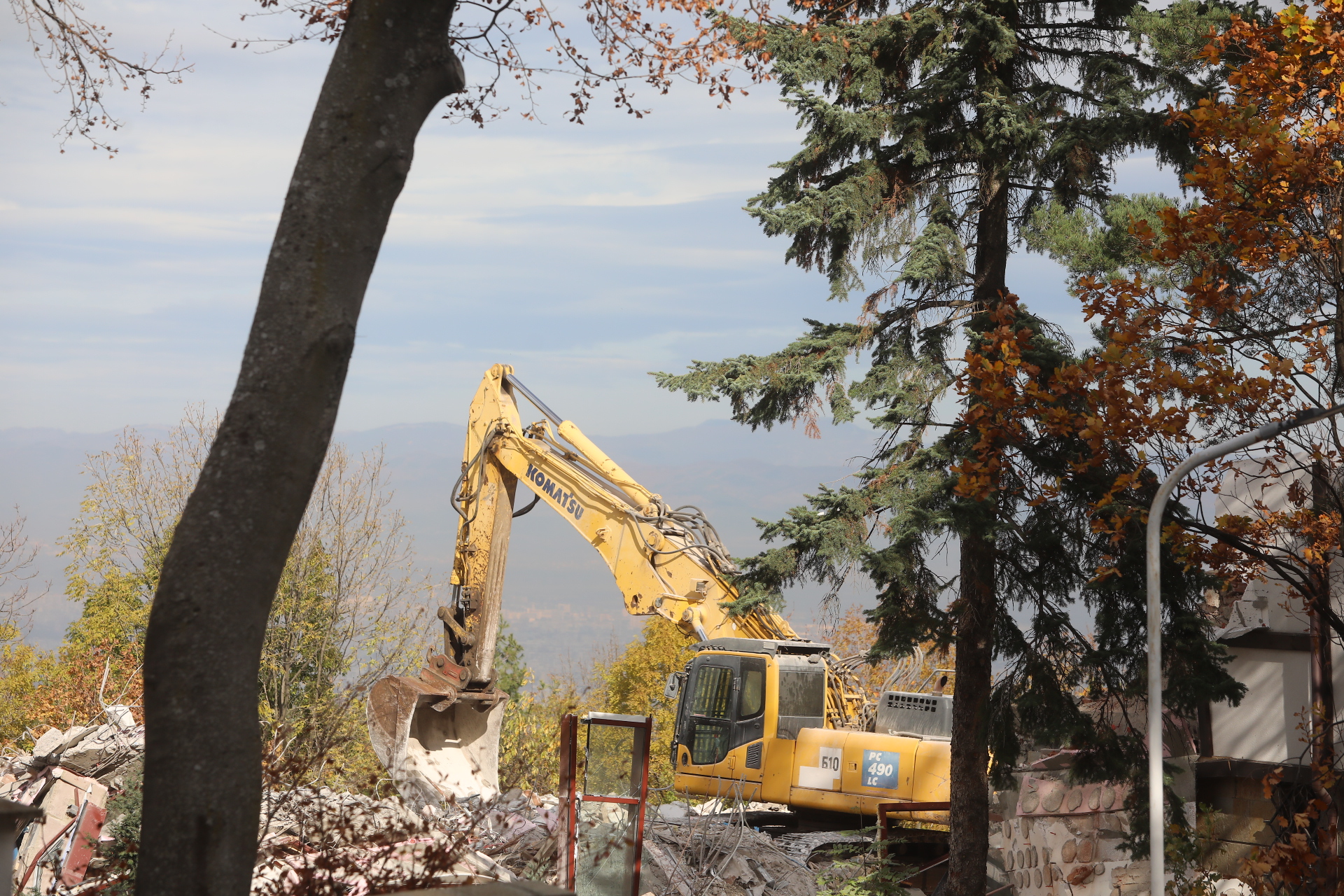 Срутиха напълно бившата резиденция на Ахмед Доган в "Бояна"