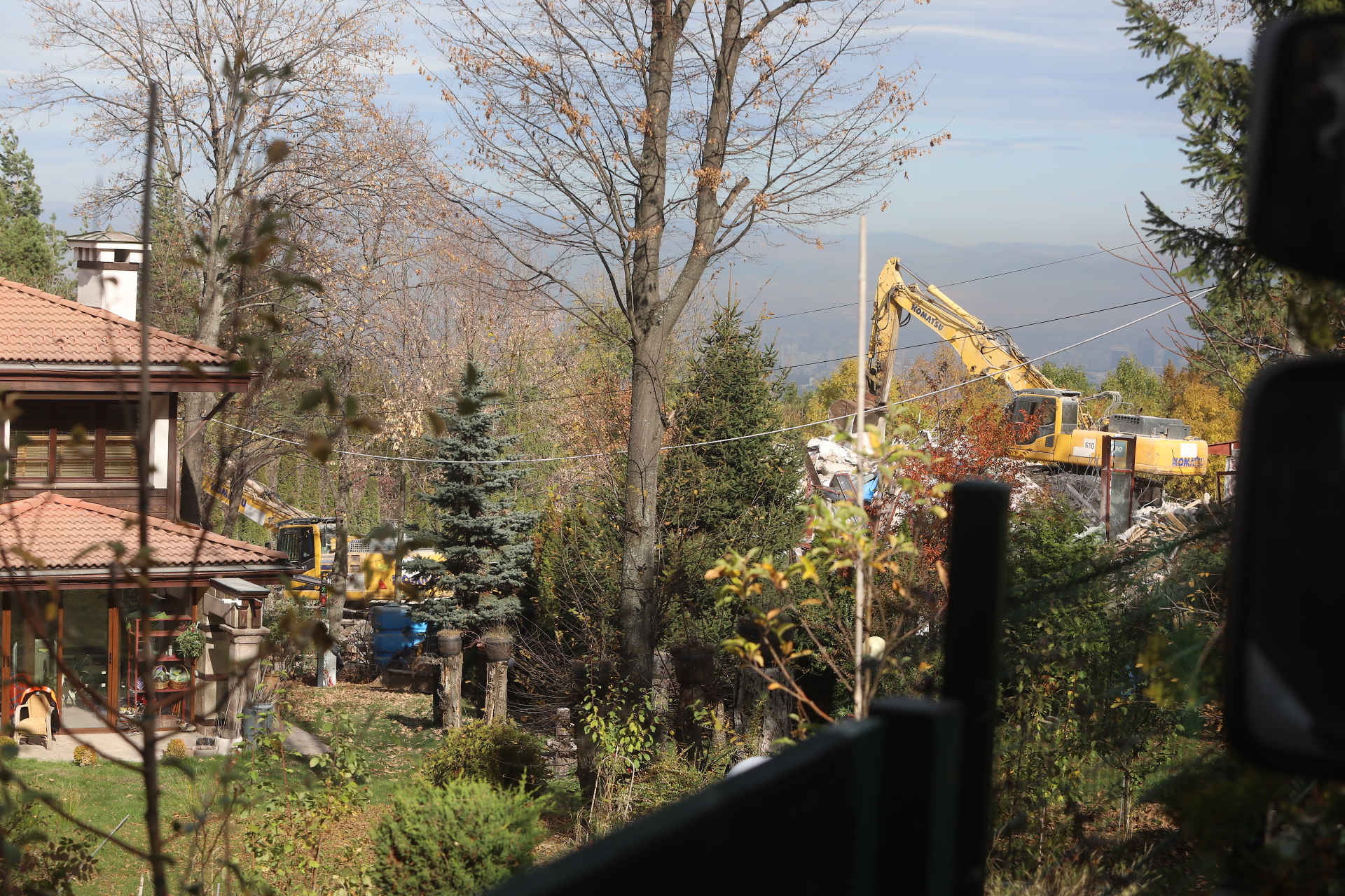 Срутиха напълно бившата резиденция на Ахмед Доган в "Бояна"