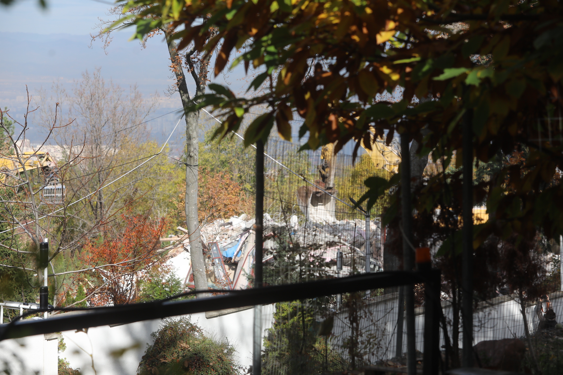 Срутиха напълно бившата резиденция на Ахмед Доган в "Бояна"