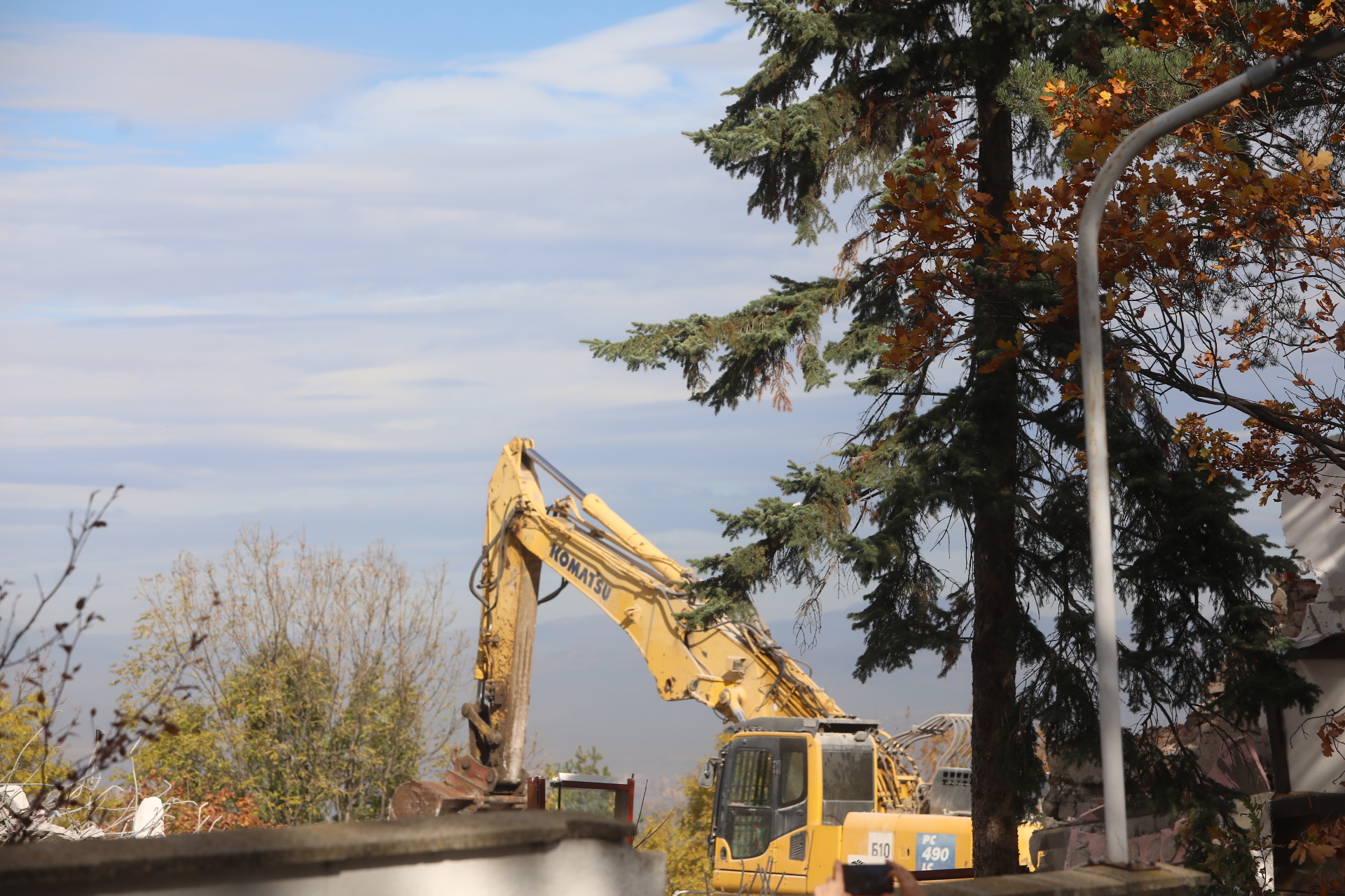 Срутиха напълно бившата резиденция на Ахмед Доган в "Бояна"
