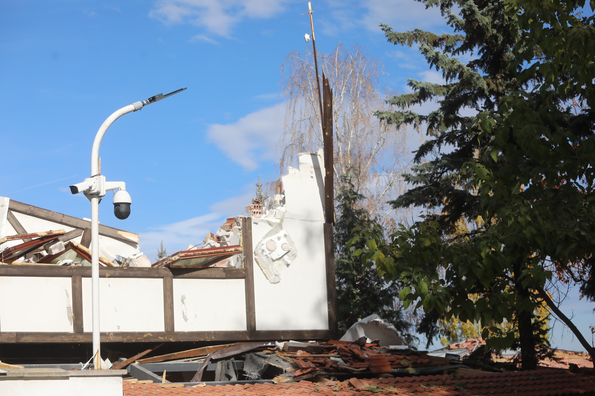 <p>Срутиха напълно бившата резиденция на Ахмед Доган в &quot;Бояна&quot;</p>