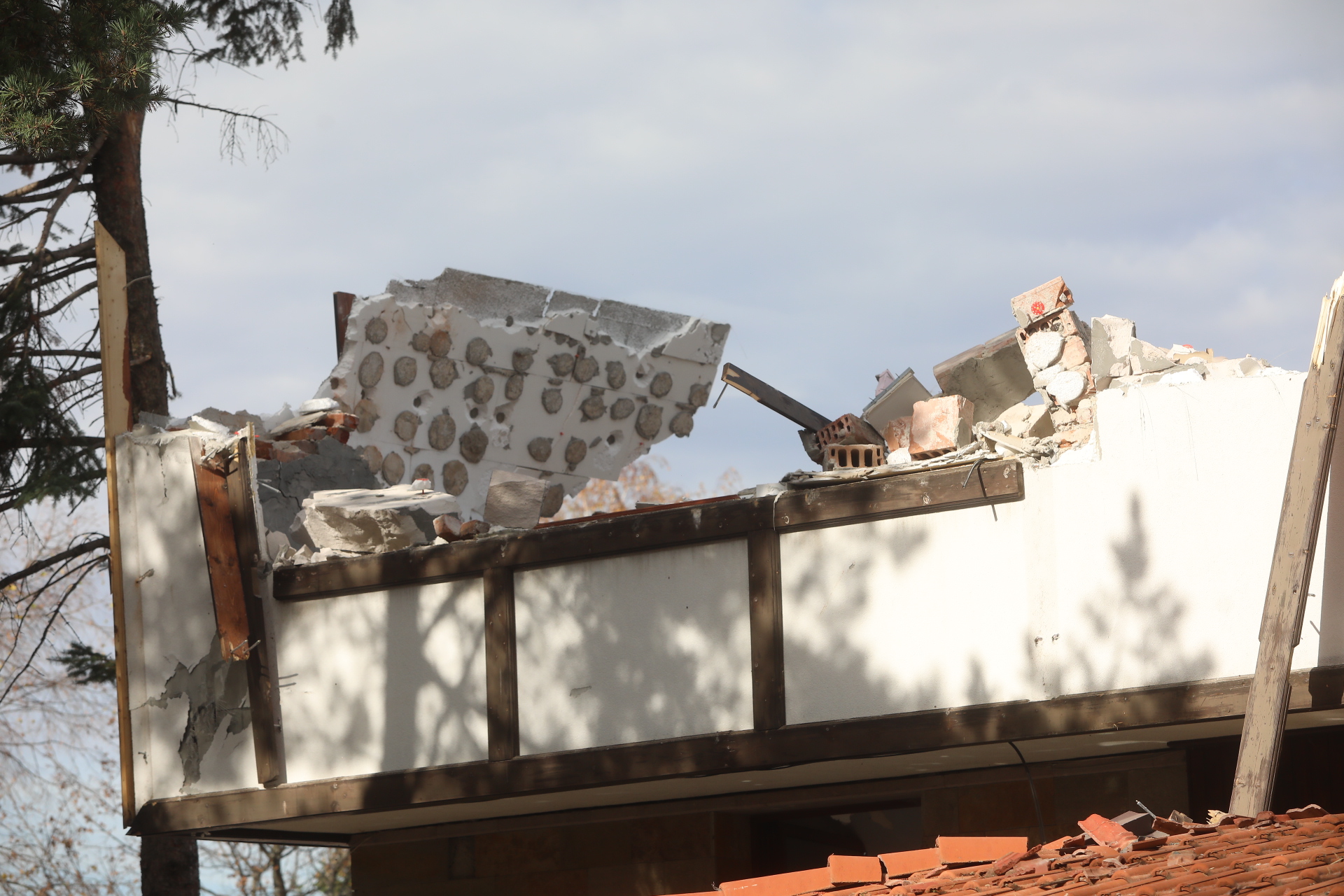 Срутиха напълно бившата резиденция на Ахмед Доган в "Бояна"