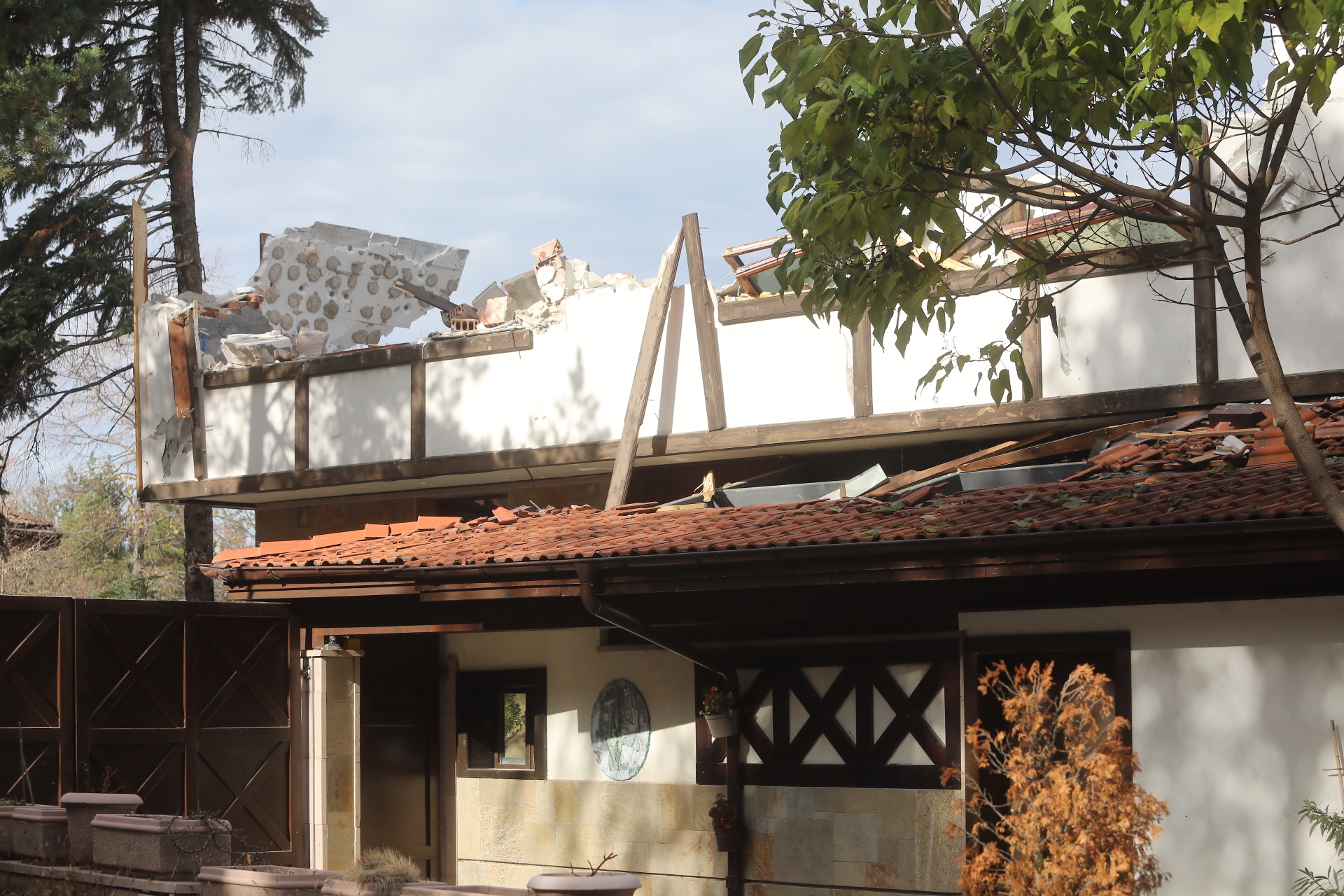 Срутиха напълно бившата резиденция на Ахмед Доган в "Бояна"