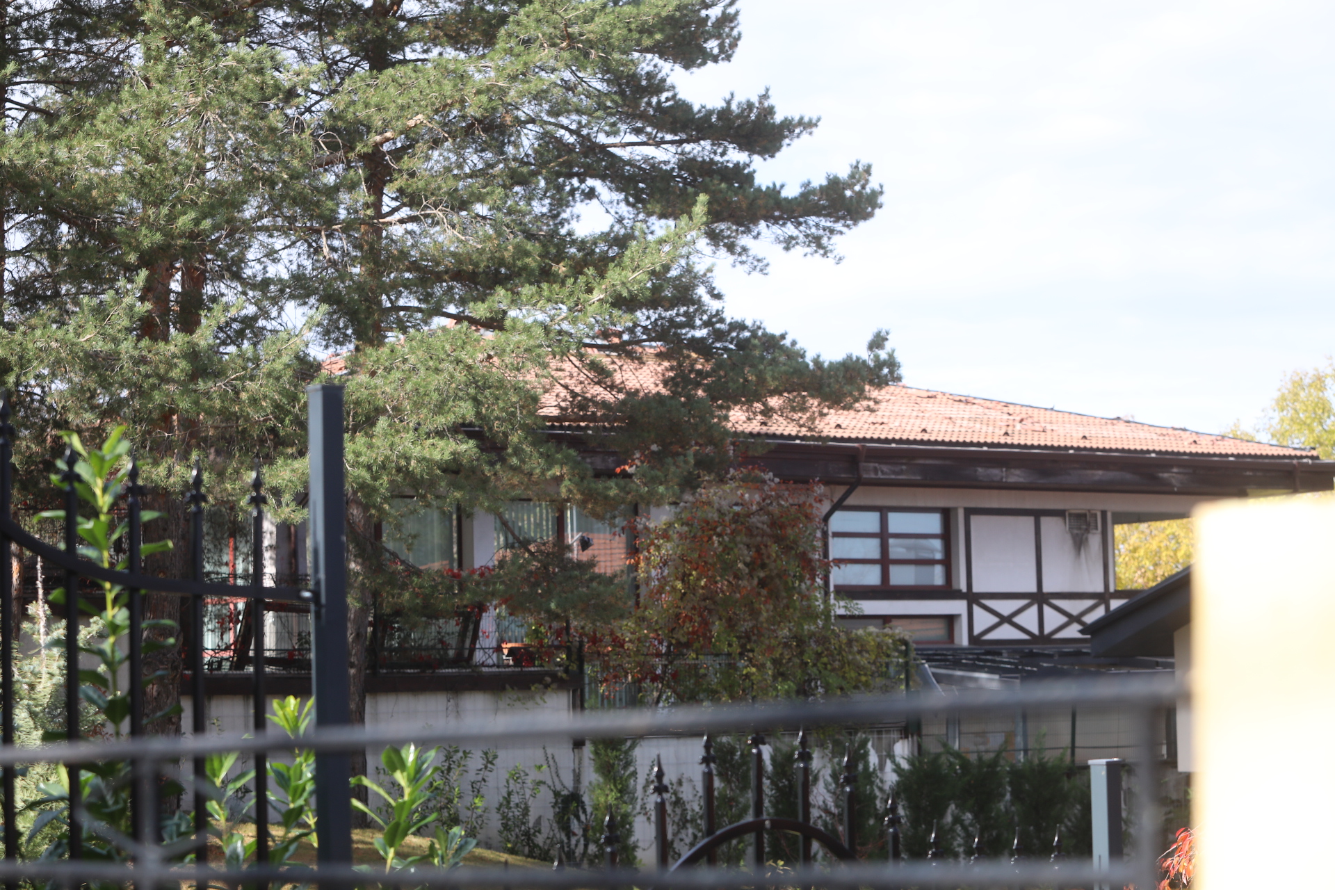 Срутиха напълно бившата резиденция на Ахмед Доган в "Бояна"