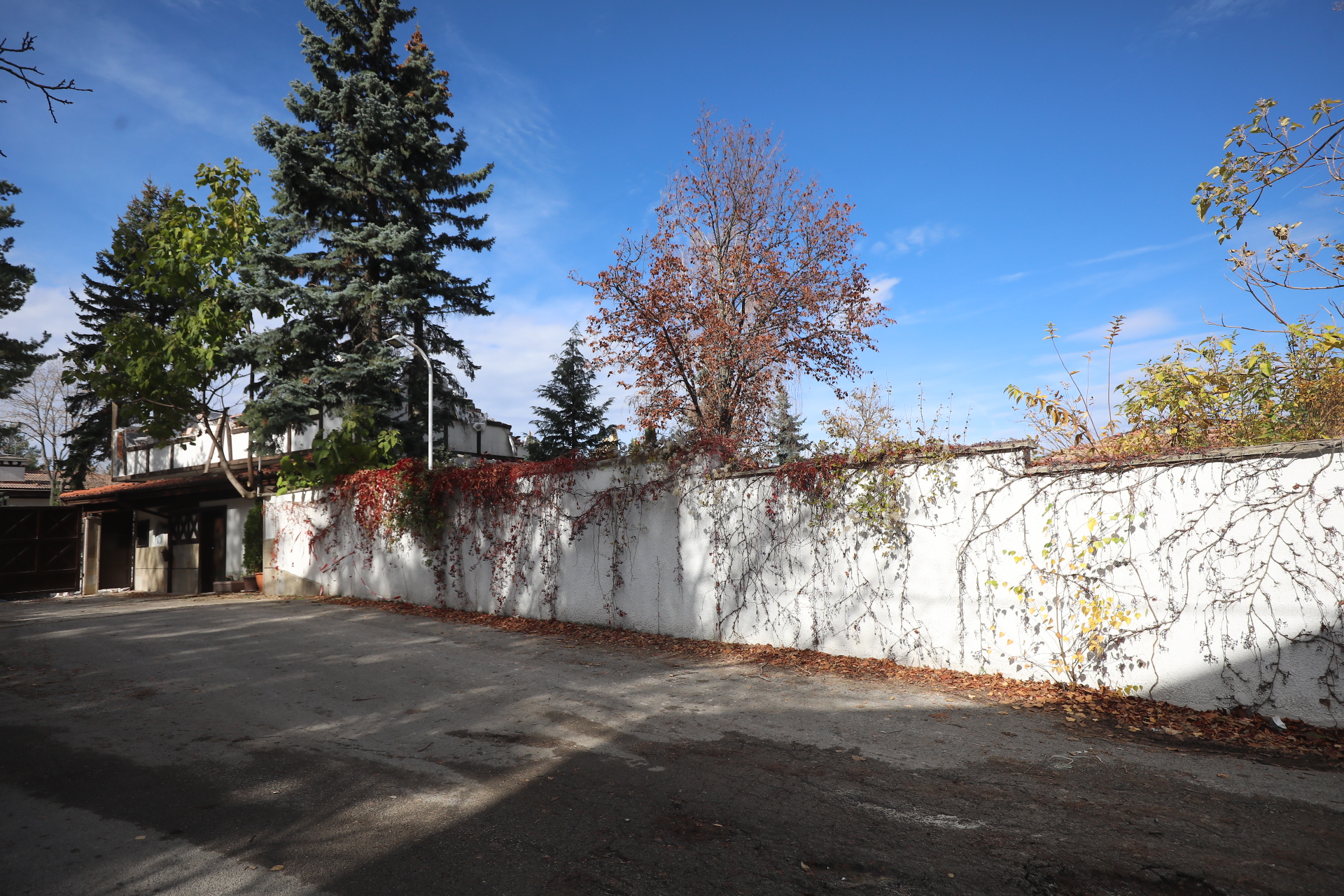 Срутиха напълно бившата резиденция на Ахмед Доган в "Бояна"