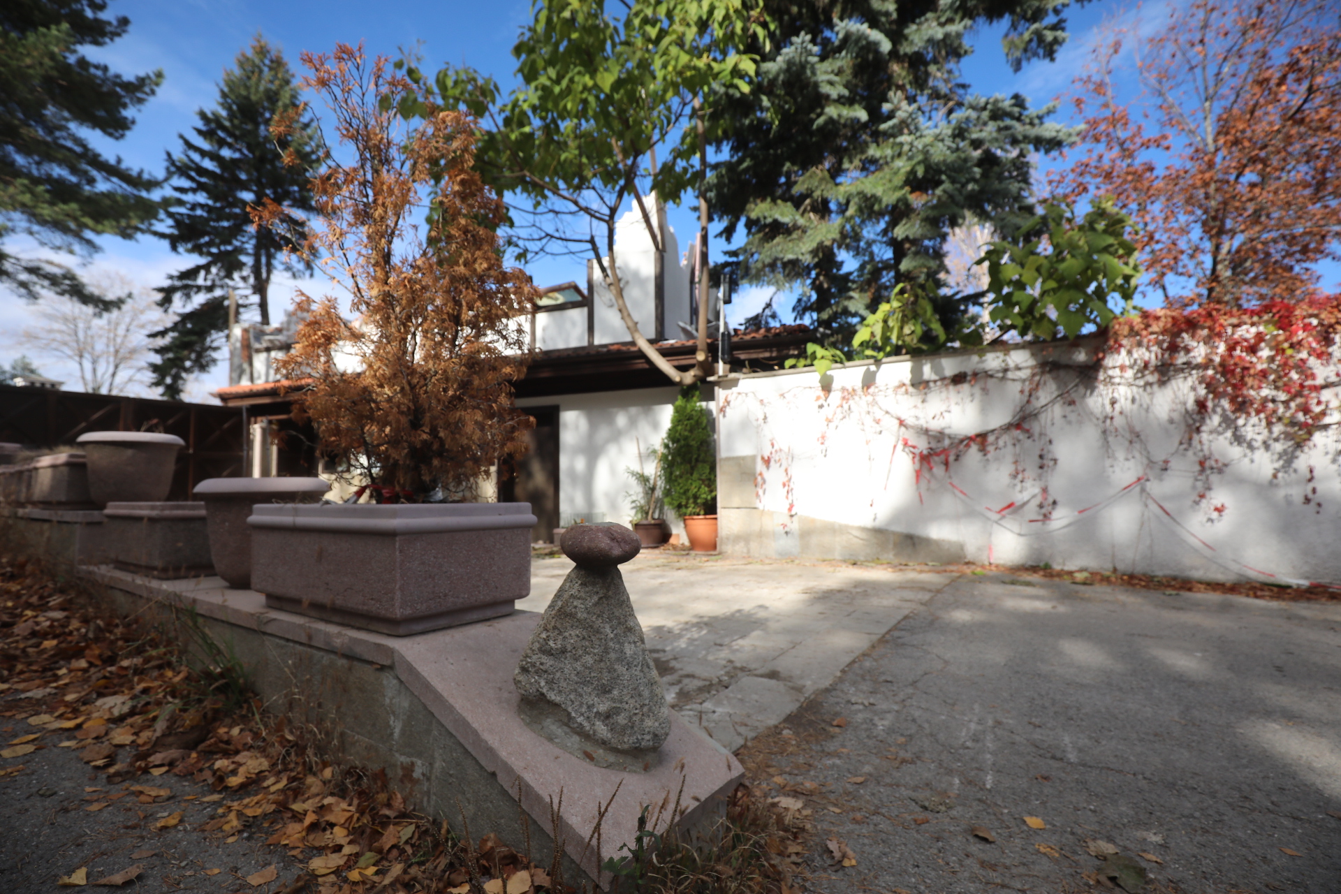 Срутиха напълно бившата резиденция на Ахмед Доган в "Бояна"