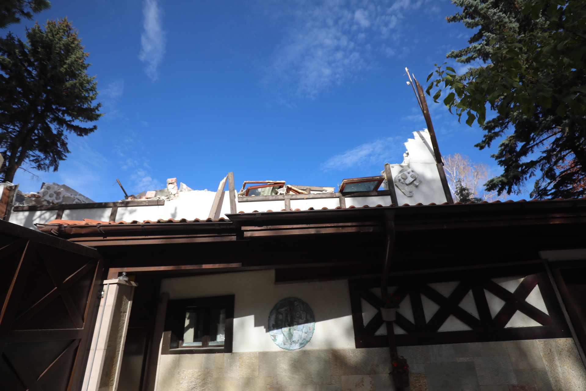 Срутиха напълно бившата резиденция на Ахмед Доган в "Бояна"