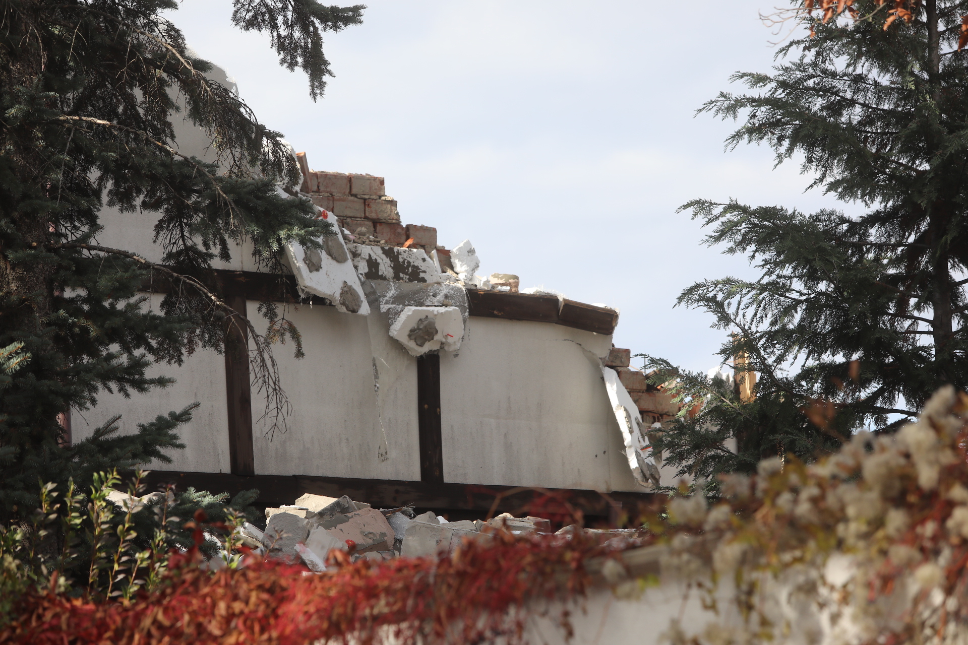 <p>Срутиха напълно бившата резиденция на Ахмед Доган в &quot;Бояна&quot;</p>