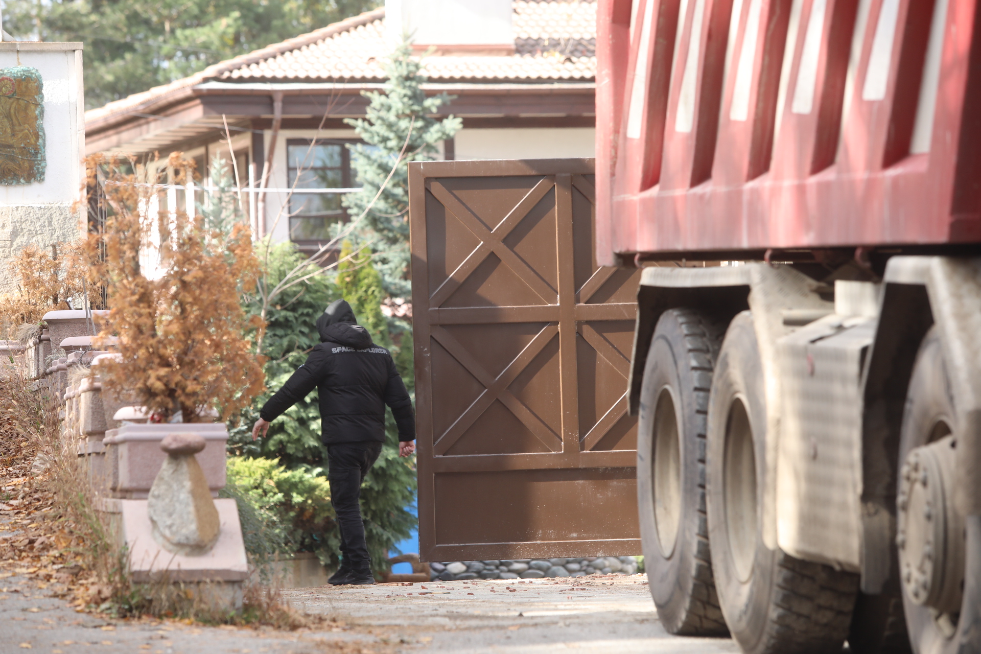 Срутиха напълно бившата резиденция на Ахмед Доган в "Бояна"