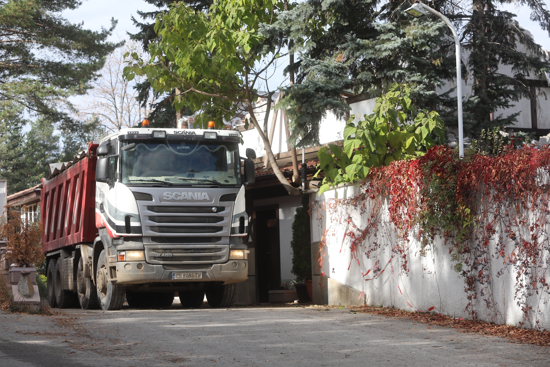Срутиха напълно бившата резиденция на Ахмед Доган в "Бояна"