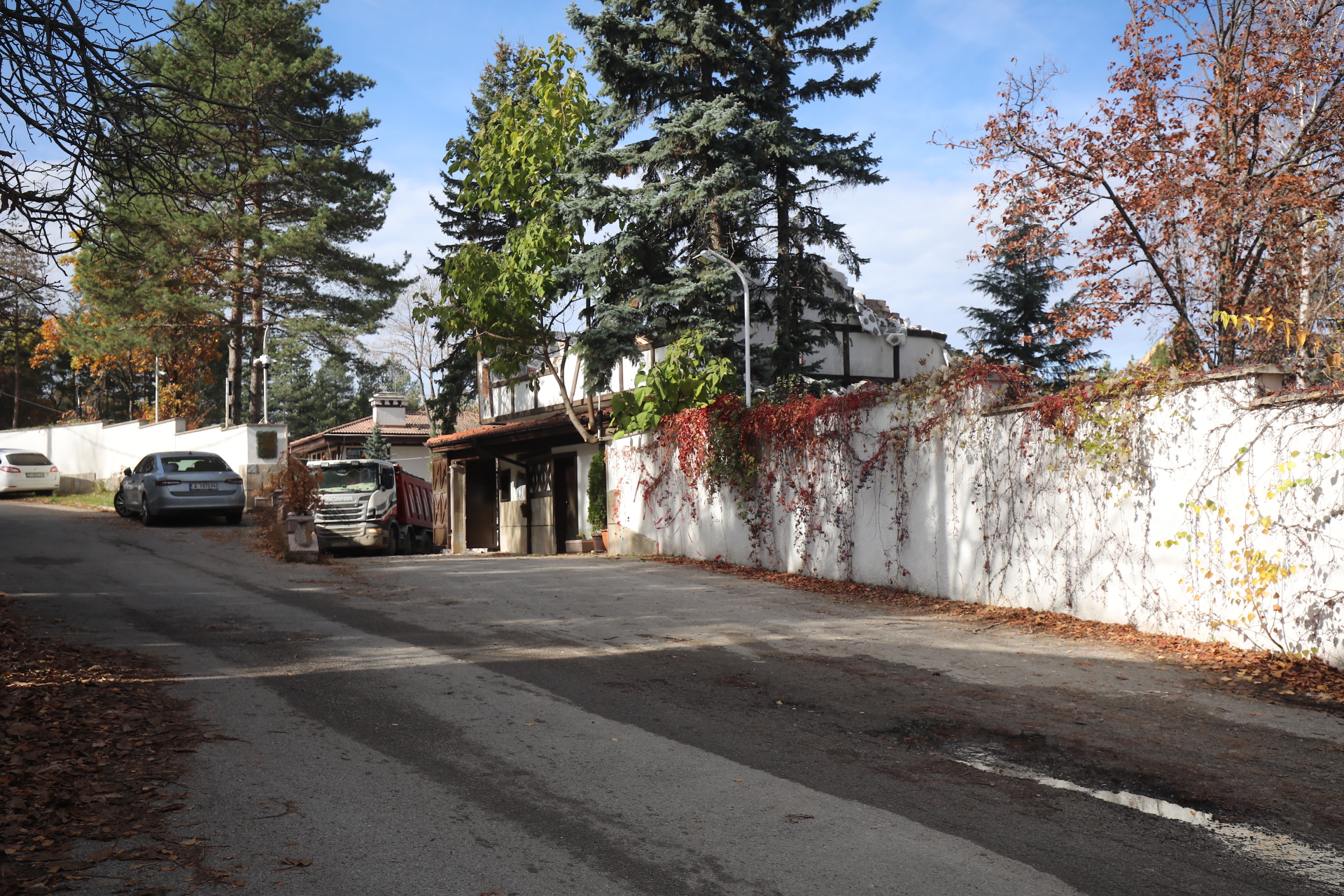 Срутиха напълно бившата резиденция на Ахмед Доган в "Бояна"