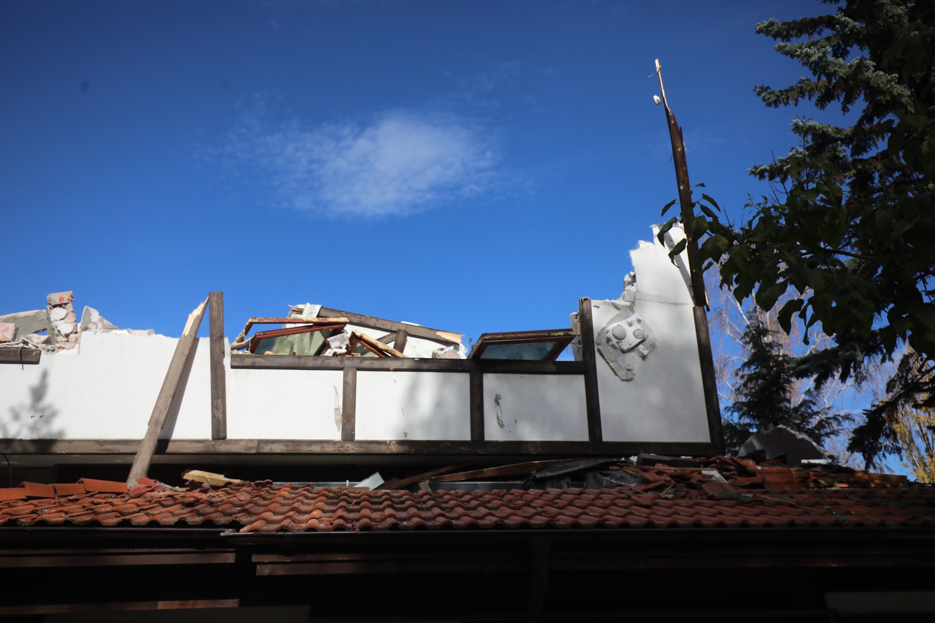 Срутиха напълно бившата резиденция на Ахмед Доган в "Бояна"