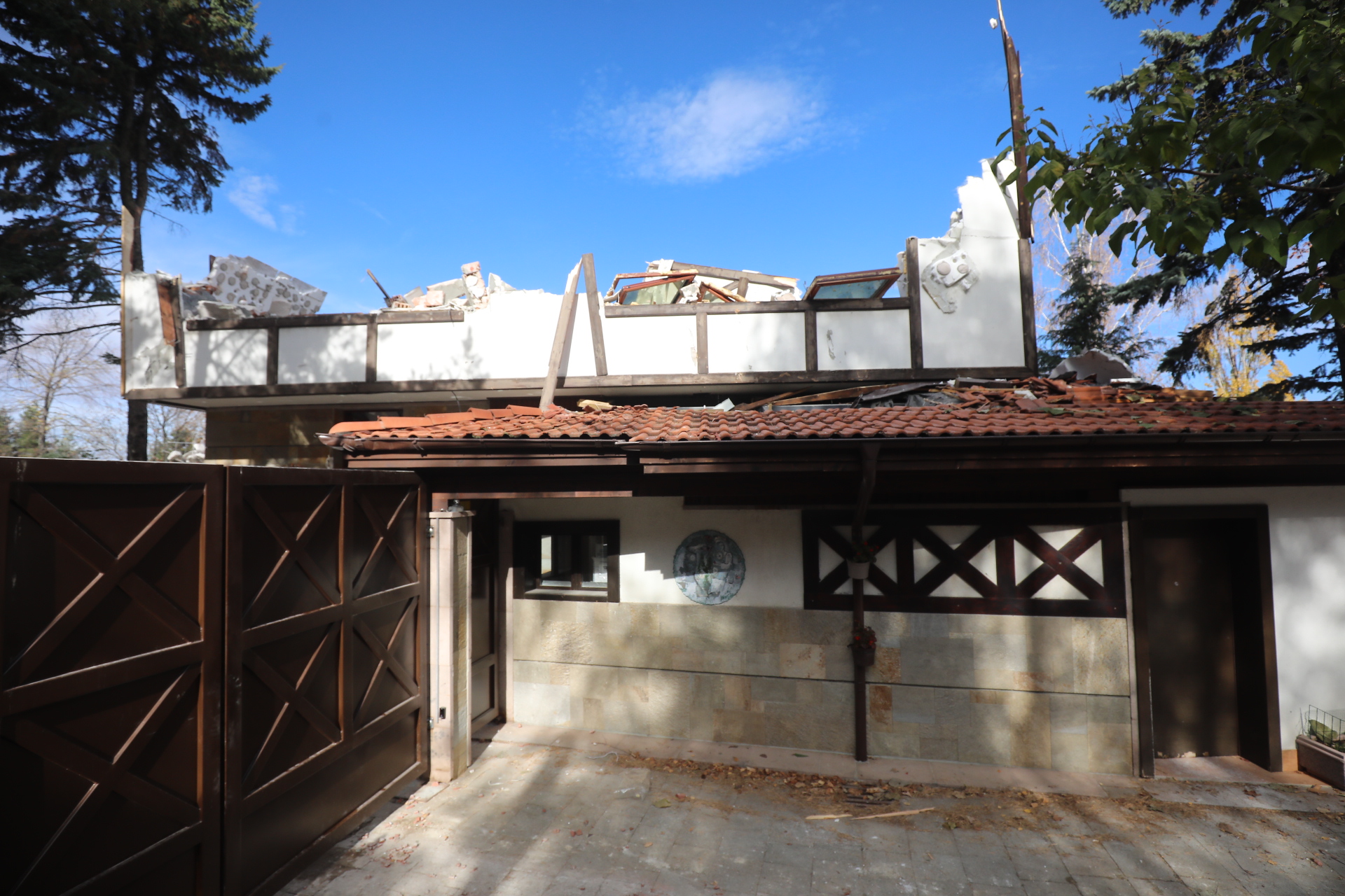 Срутиха напълно бившата резиденция на Ахмед Доган в "Бояна"