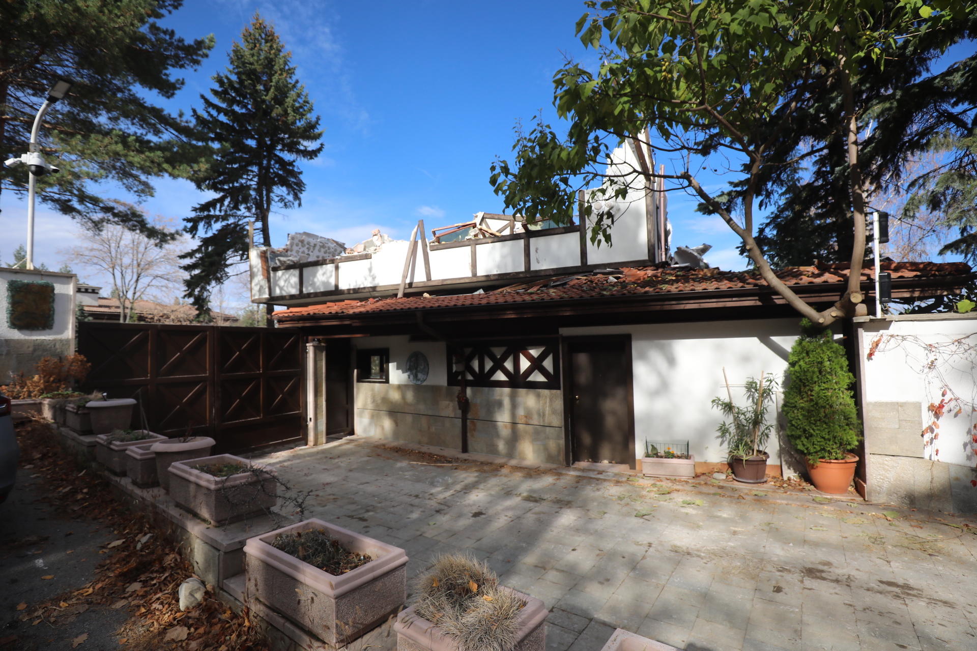 Срутиха напълно бившата резиденция на Ахмед Доган в "Бояна"