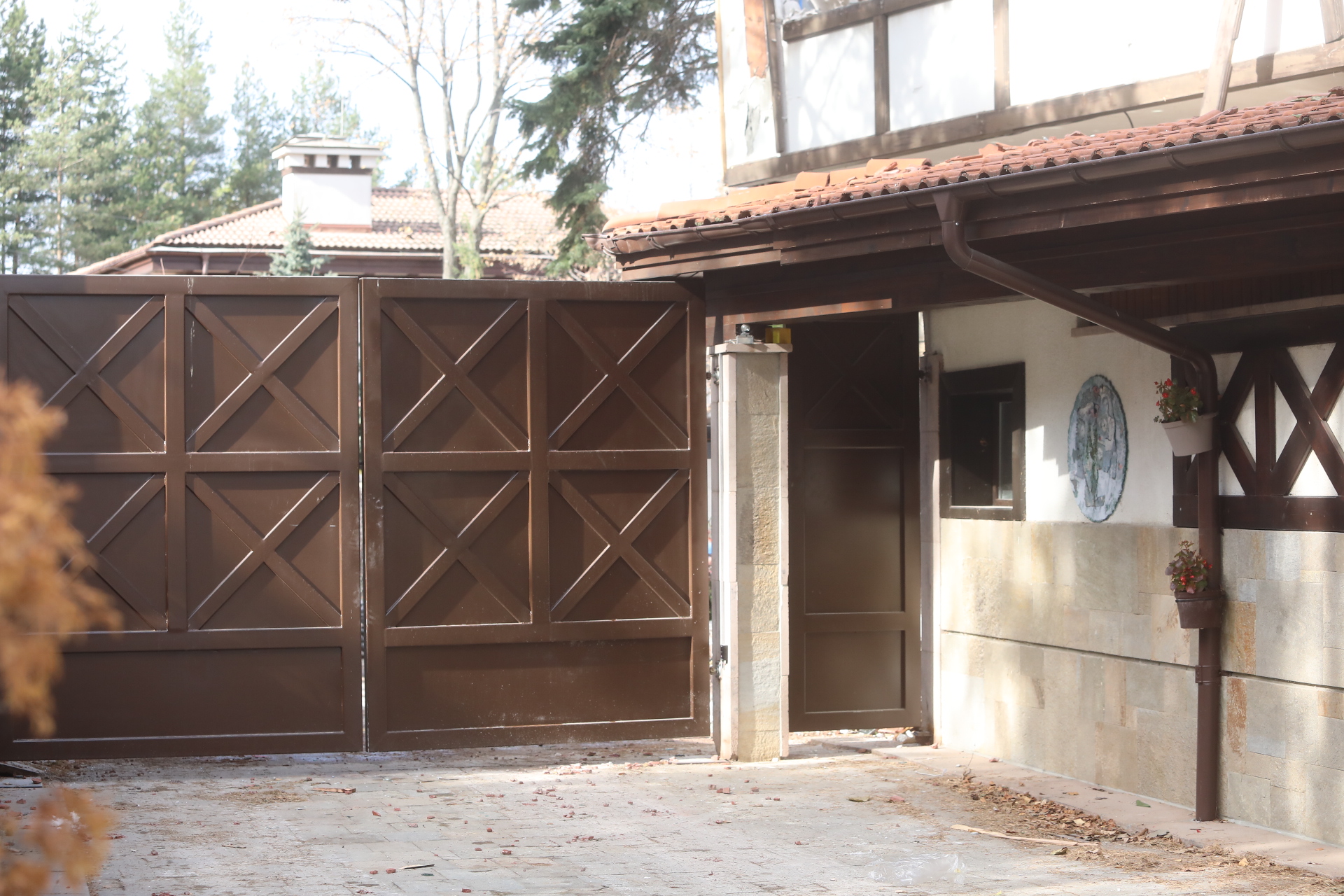 Срутиха напълно бившата резиденция на Ахмед Доган в "Бояна"