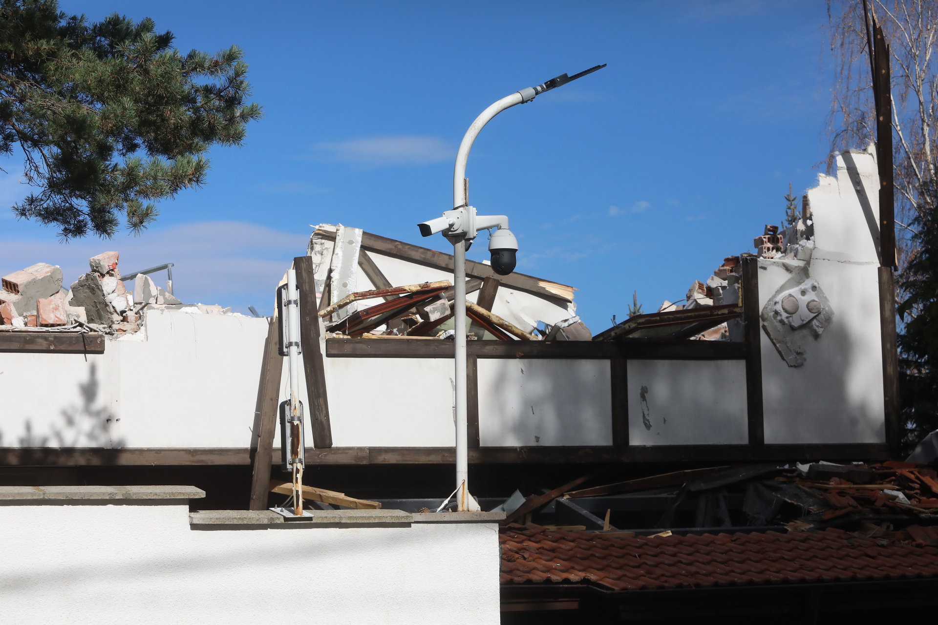 Срутиха напълно бившата резиденция на Ахмед Доган в "Бояна"