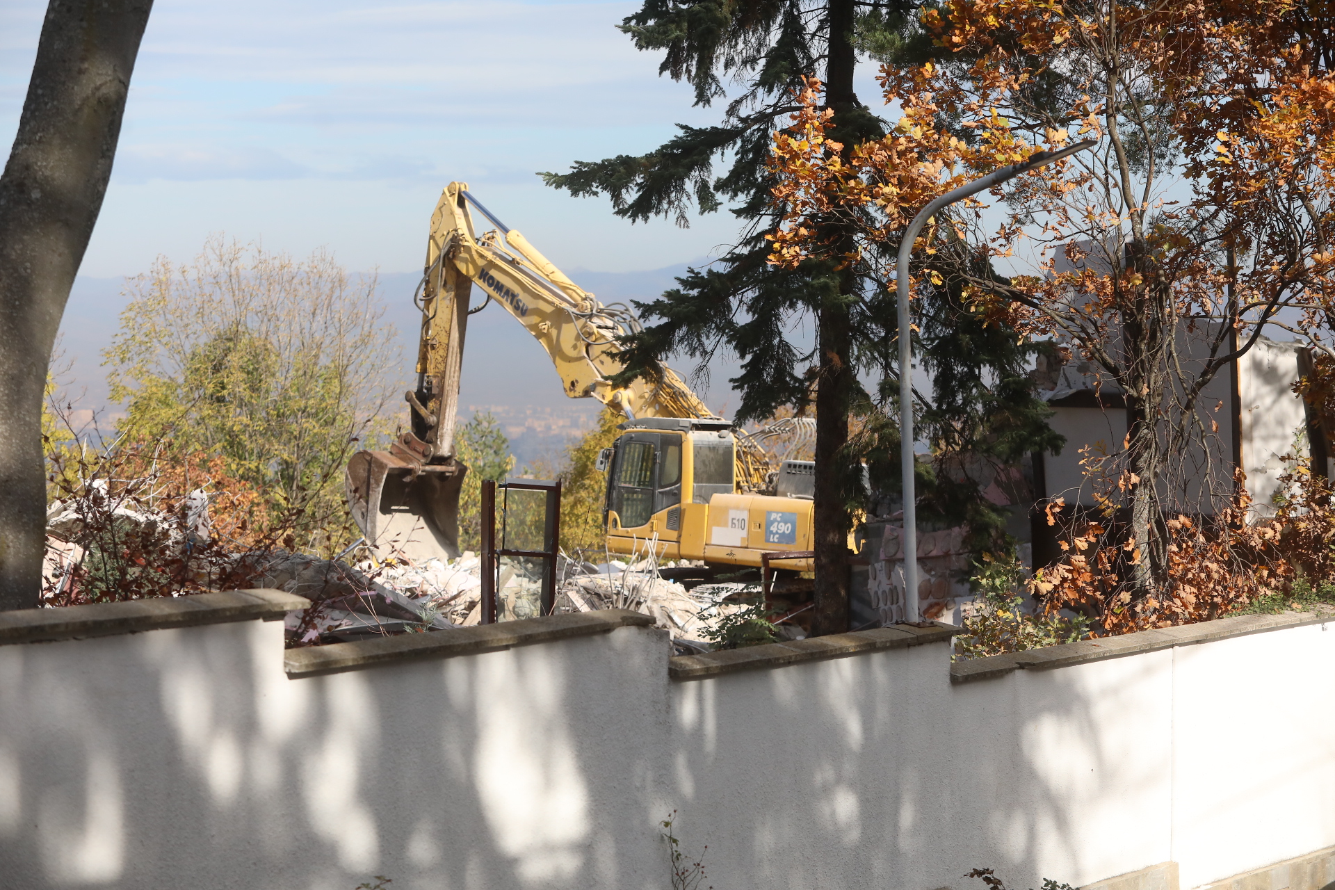 Срутиха напълно бившата резиденция на Ахмед Доган в "Бояна"