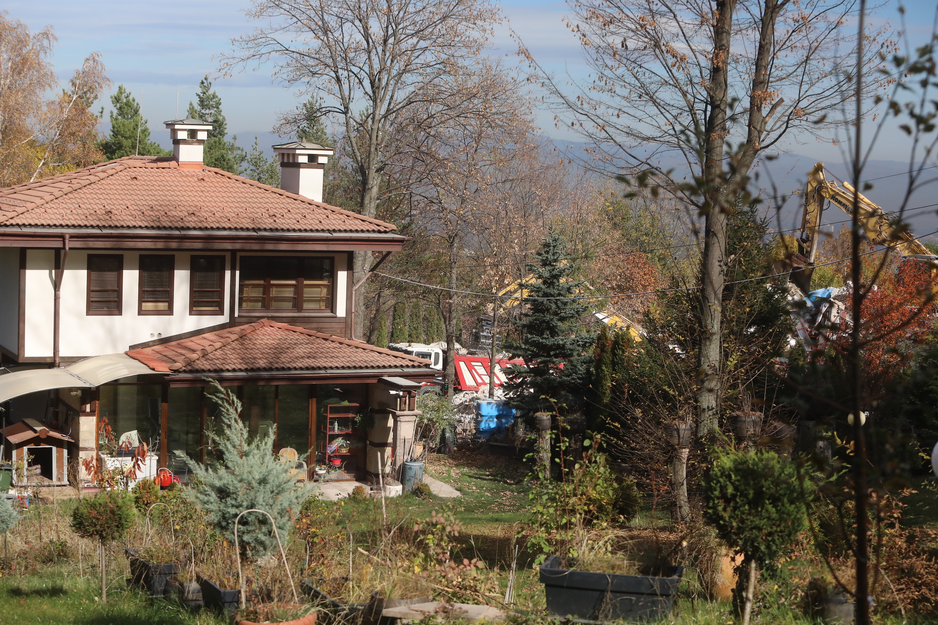 Срутиха напълно бившата резиденция на Ахмед Доган в "Бояна"