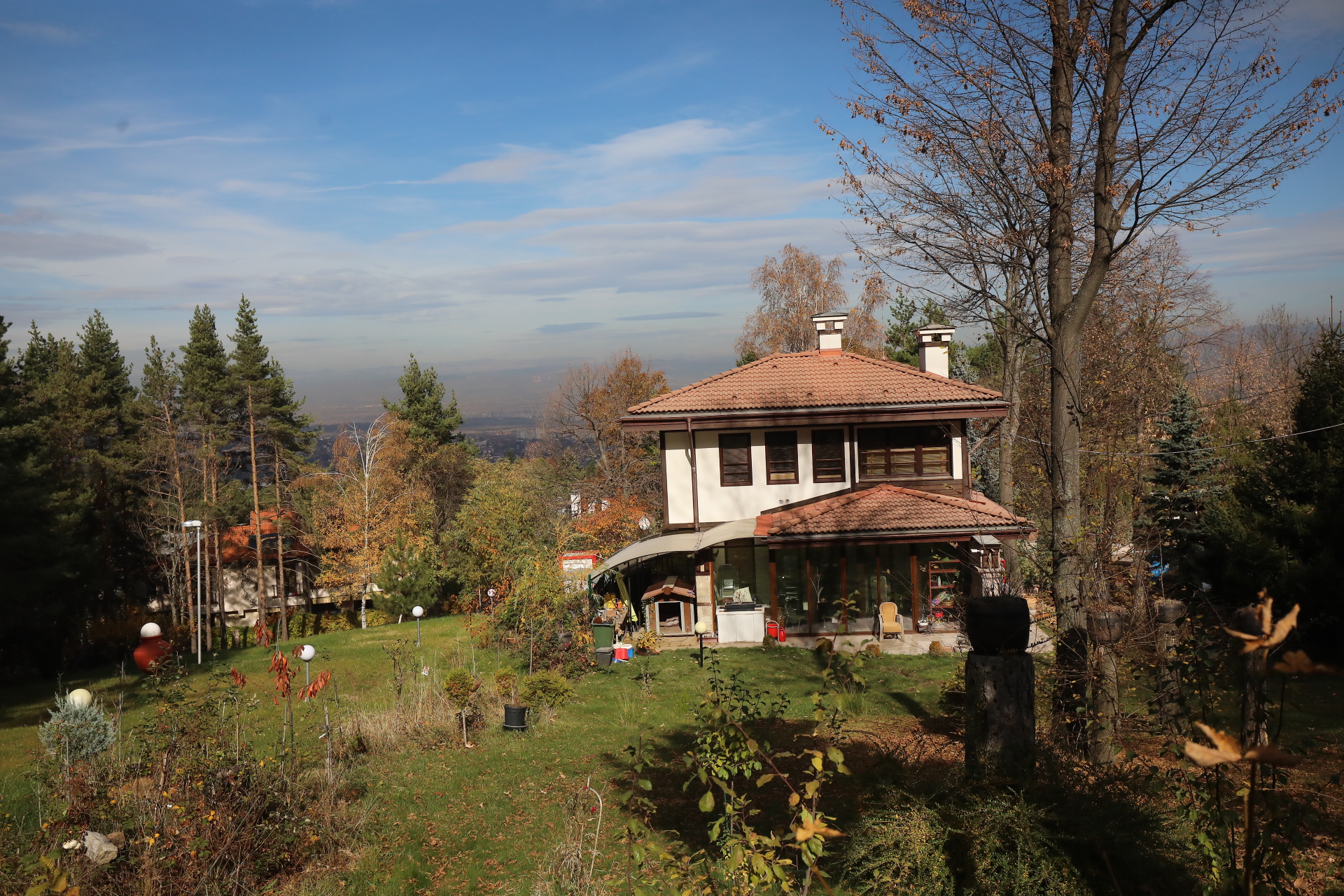 Срутиха напълно бившата резиденция на Ахмед Доган в "Бояна"