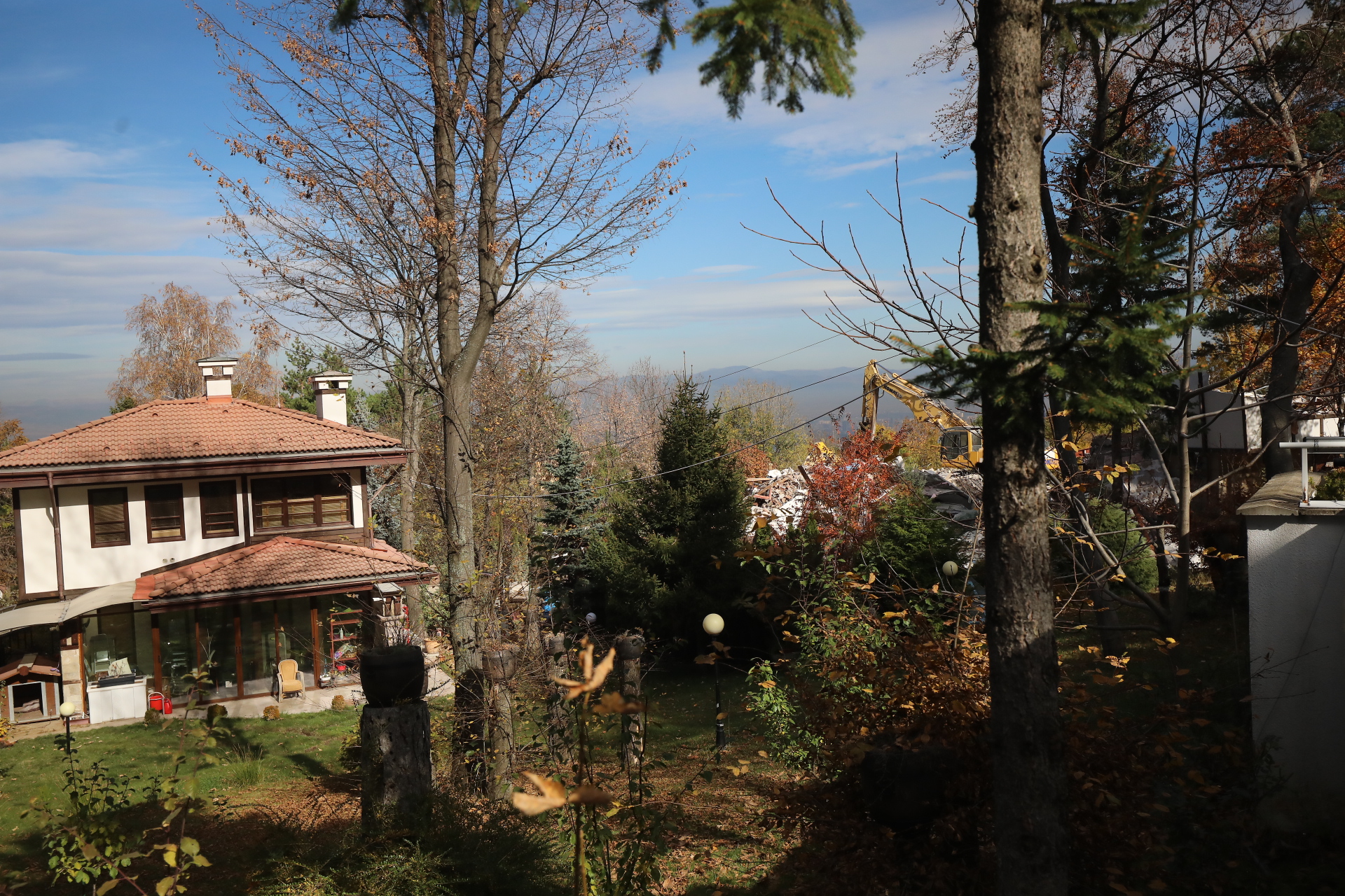 Срутиха напълно бившата резиденция на Ахмед Доган в "Бояна"