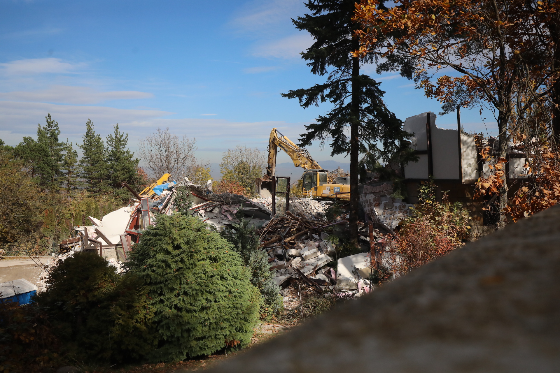 Срутиха напълно бившата резиденция на Ахмед Доган в "Бояна"