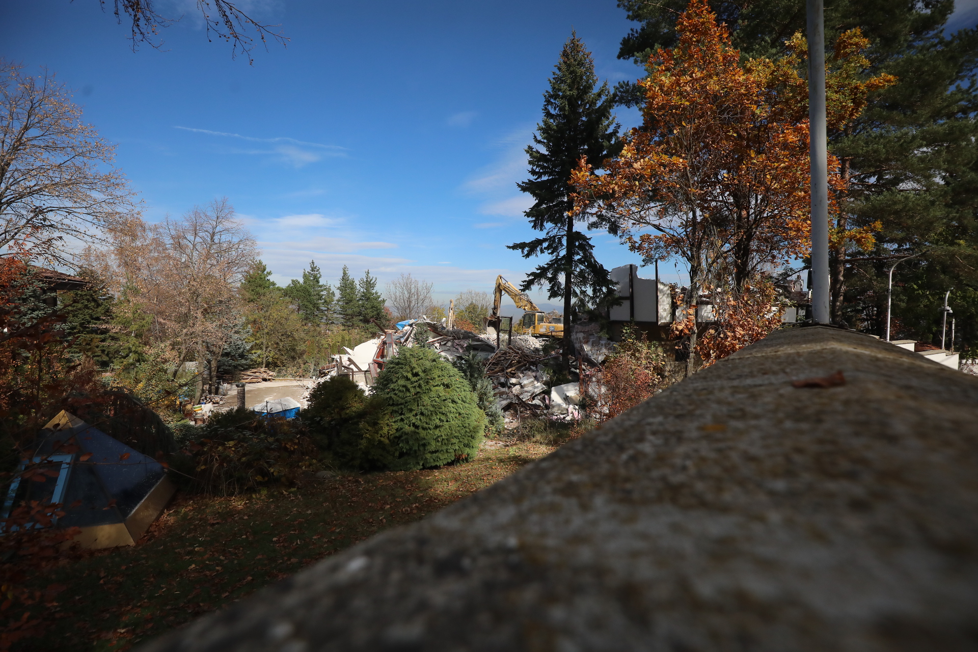 Срутиха напълно бившата резиденция на Ахмед Доган в "Бояна"