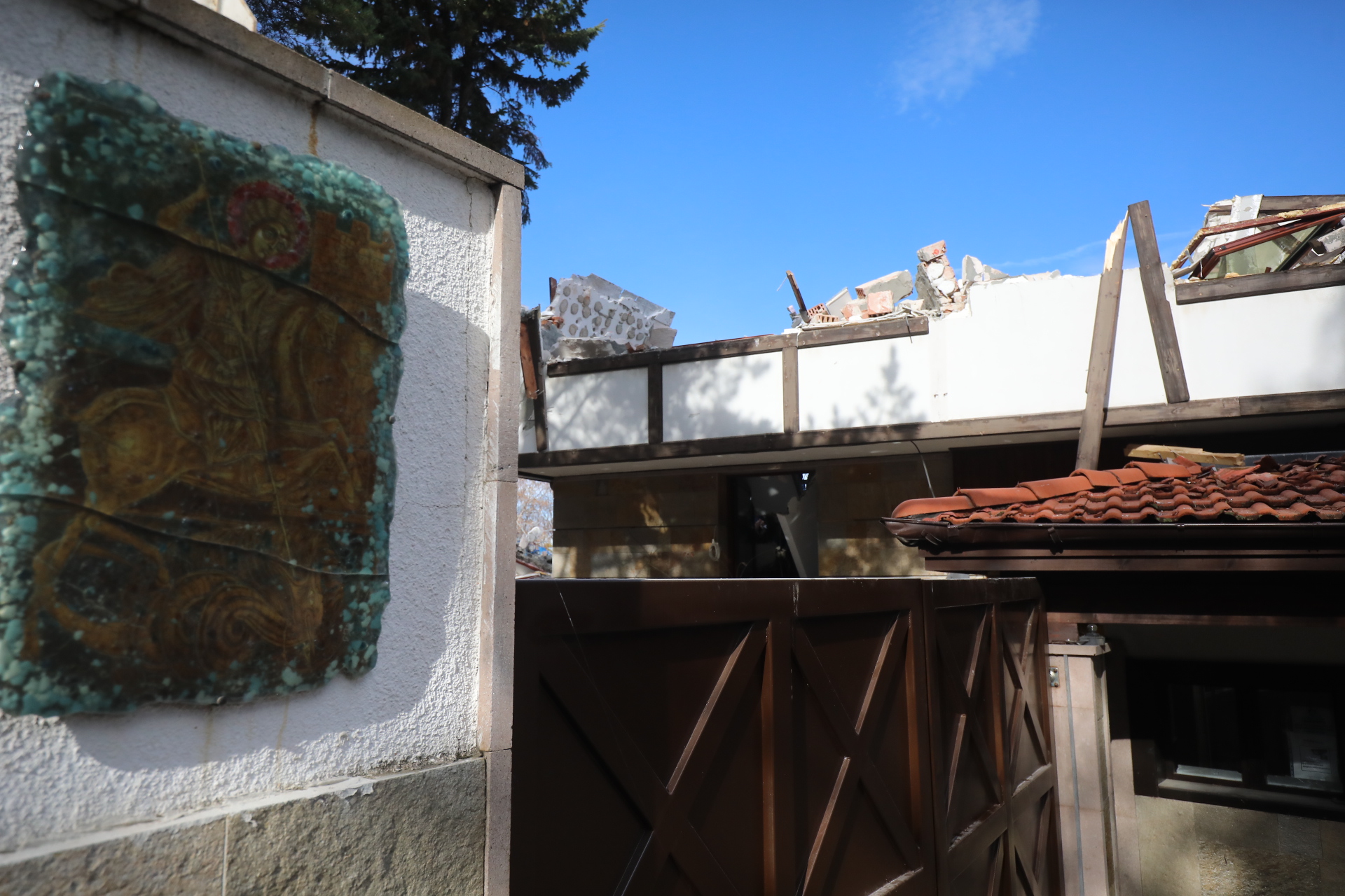 Срутиха напълно бившата резиденция на Ахмед Доган в "Бояна"