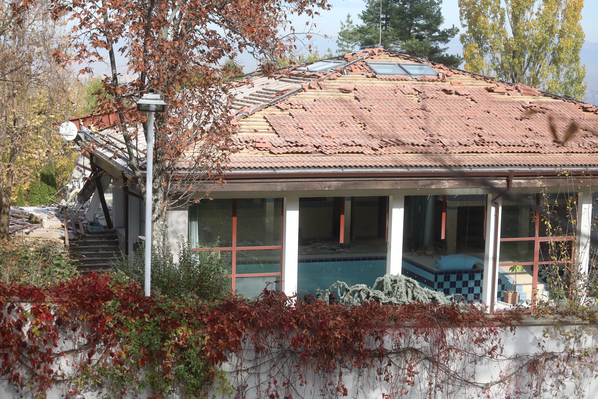 <p>Срутиха напълно бившата резиденция на Ахмед Доган в &quot;Бояна&quot;</p>