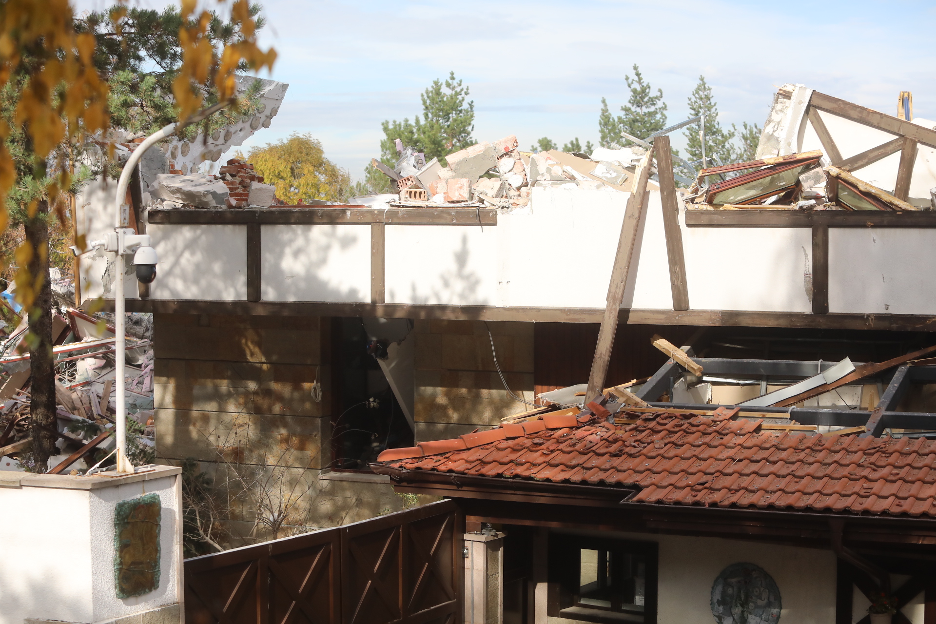 Срутиха напълно бившата резиденция на Ахмед Доган в "Бояна"