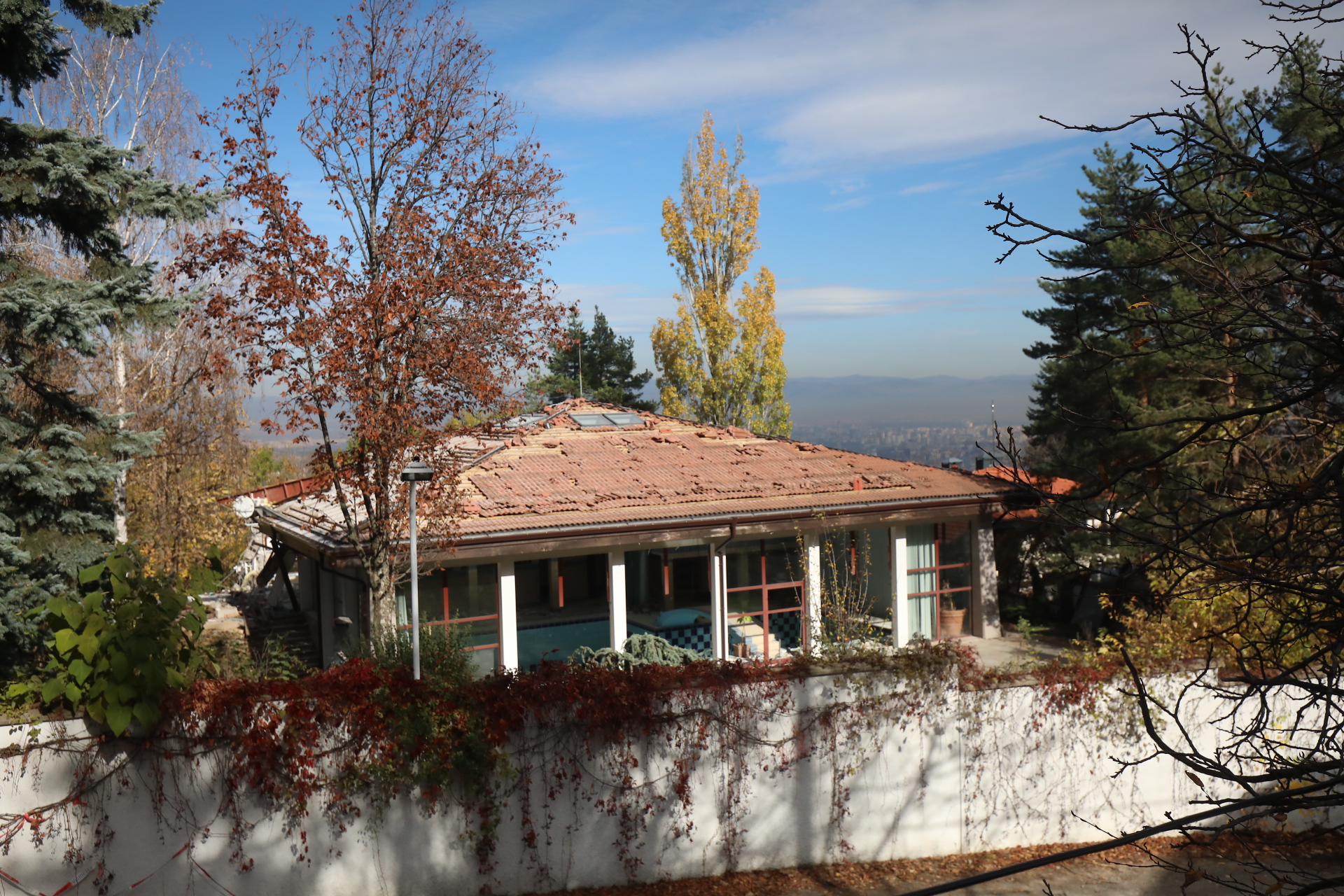 Срутиха напълно бившата резиденция на Ахмед Доган в "Бояна"