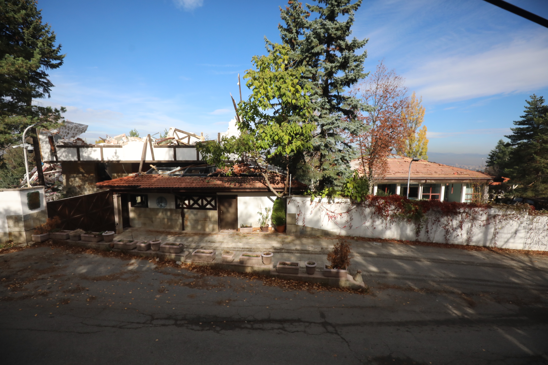 Срутиха напълно бившата резиденция на Ахмед Доган в "Бояна"