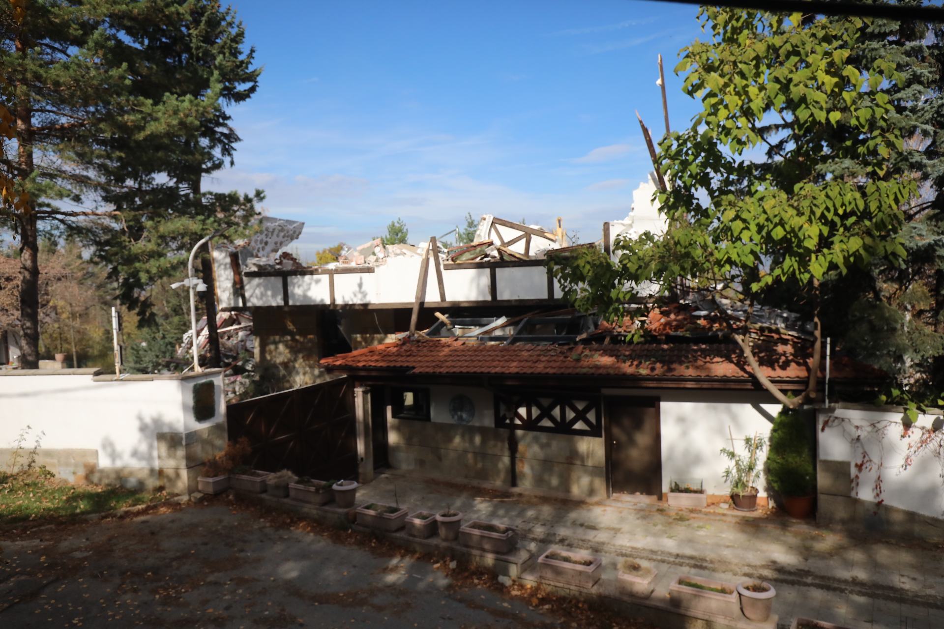 Срутиха напълно бившата резиденция на Ахмед Доган в "Бояна"