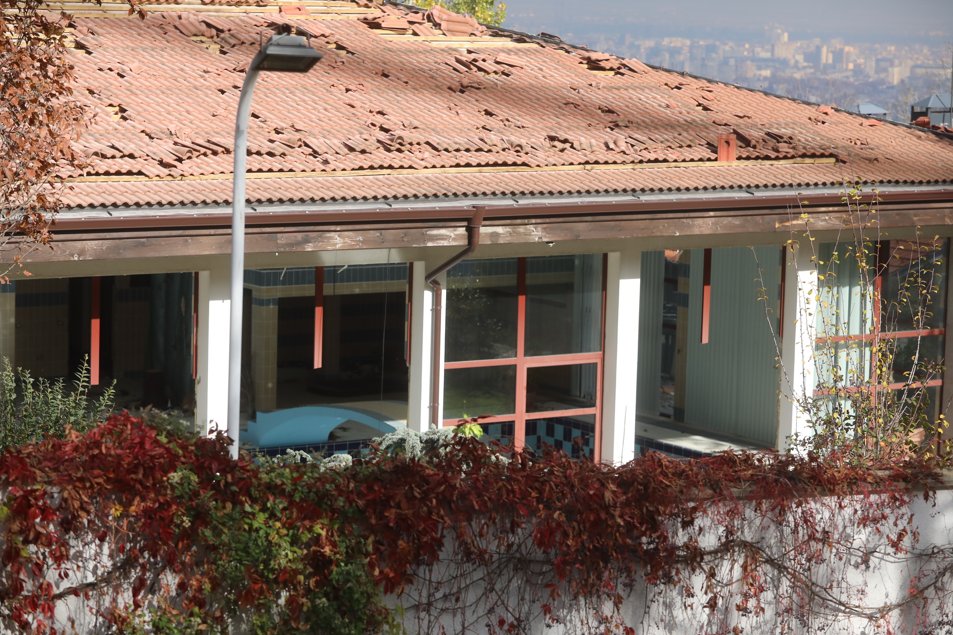 Срутиха напълно бившата резиденция на Ахмед Доган в "Бояна"