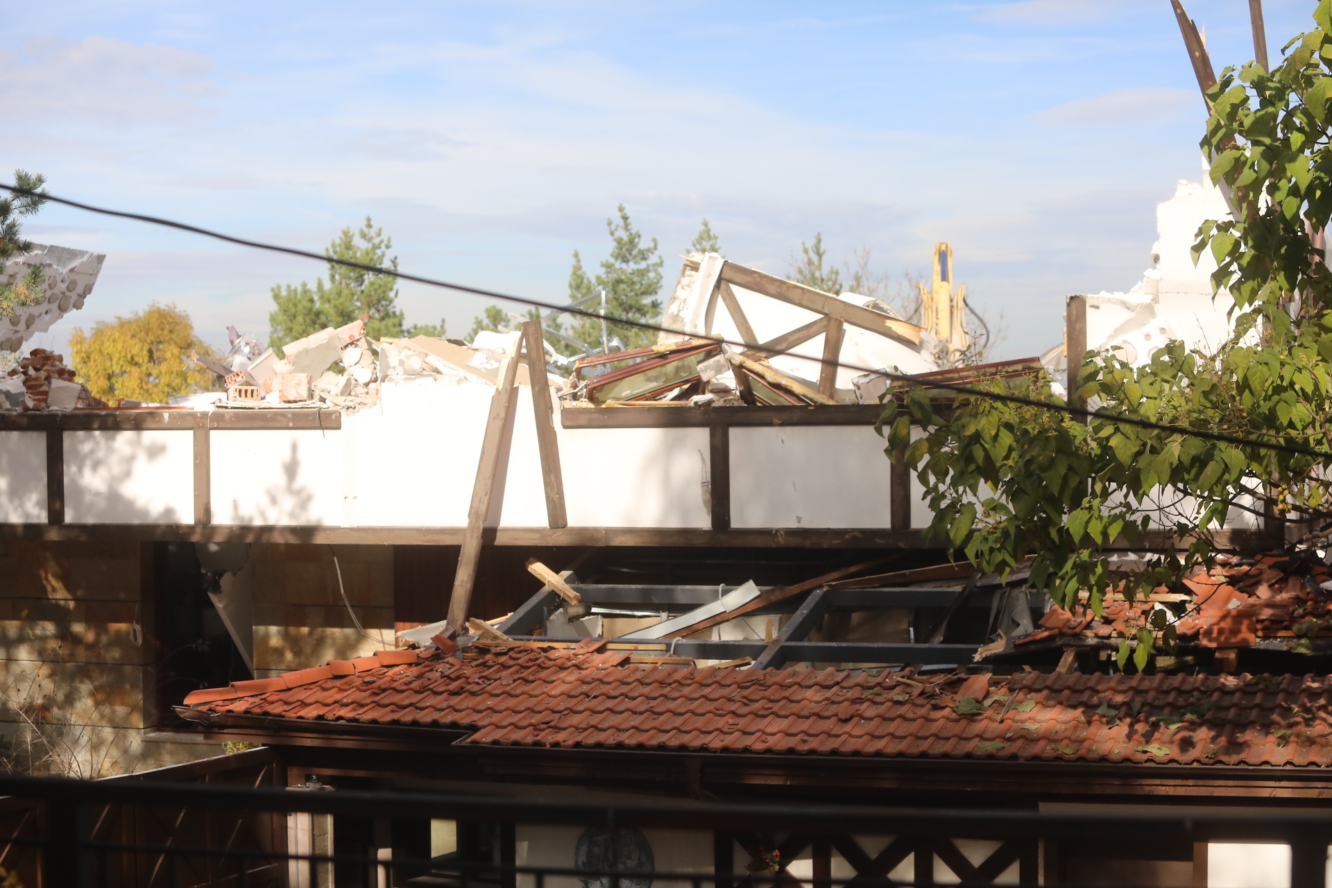 Срутиха напълно бившата резиденция на Ахмед Доган в 