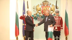 Румен Радев връчи националния флаг на участниците в Българска антарктическа