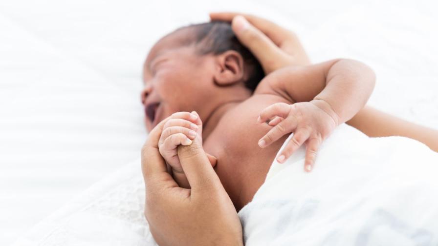 Руса жена роди тъмнокожи близнаци с черна коса, как реагира съпругът ѝ