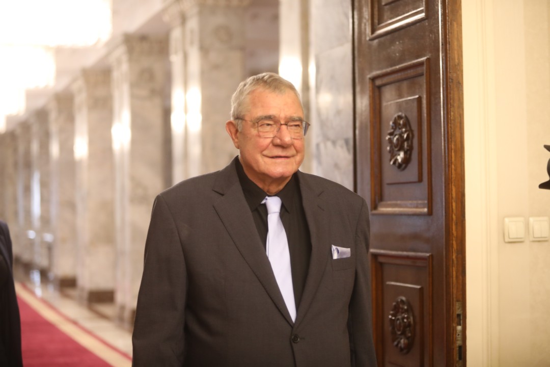 <p>Президентът Румен Радев връчи националното знаме на 34-тата българска полярна експедиция. На церемония в Гербовата зала знамето прие ръководителят на експедицията проф. Христо Пимпирев.</p>