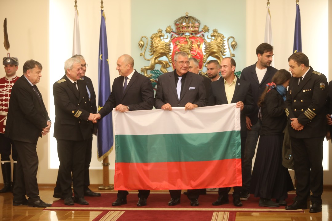 <p>Президентът Румен Радев връчи националното знаме на 34-тата българска полярна експедиция. На церемония в Гербовата зала знамето прие ръководителят на експедицията проф. Христо Пимпирев.</p>