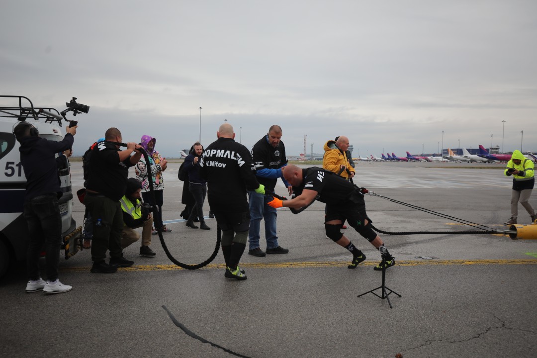 <p>На летище &bdquo;Васил Левски&ldquo; за пръв път в България се направи опит за изтегляне на най-новия самолет на националния авиопревозвач &bdquo;България Еър&ldquo; - Airbus A220-300 с регистрация LZ-LON и с тегло от близо 40 тона. В предизвикателството се изправиха двама български тежкоатлети, членове на федерацията за силови спортове &bdquo;Стронгмен&ldquo;.</p>