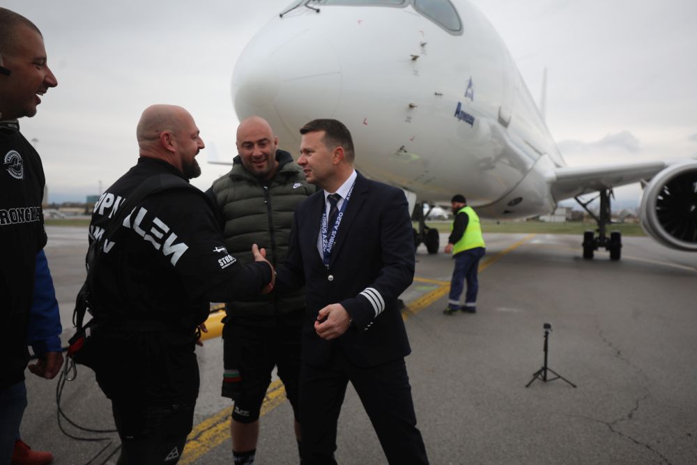 Велизар Митов и Христо Мусков теглят най-новия самолет на националния авиопревозвач „България Еър“ - Airbus A220-300