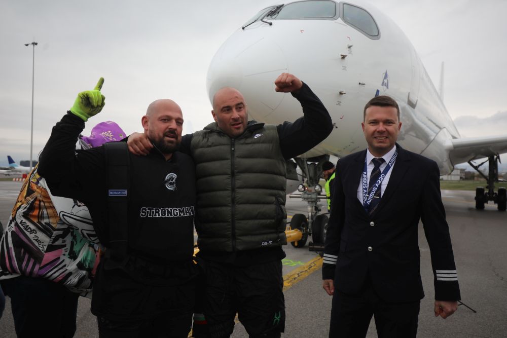 Велизар Митов и Христо Мусков теглят най-новия самолет на националния авиопревозвач „България Еър“ - Airbus A220-300