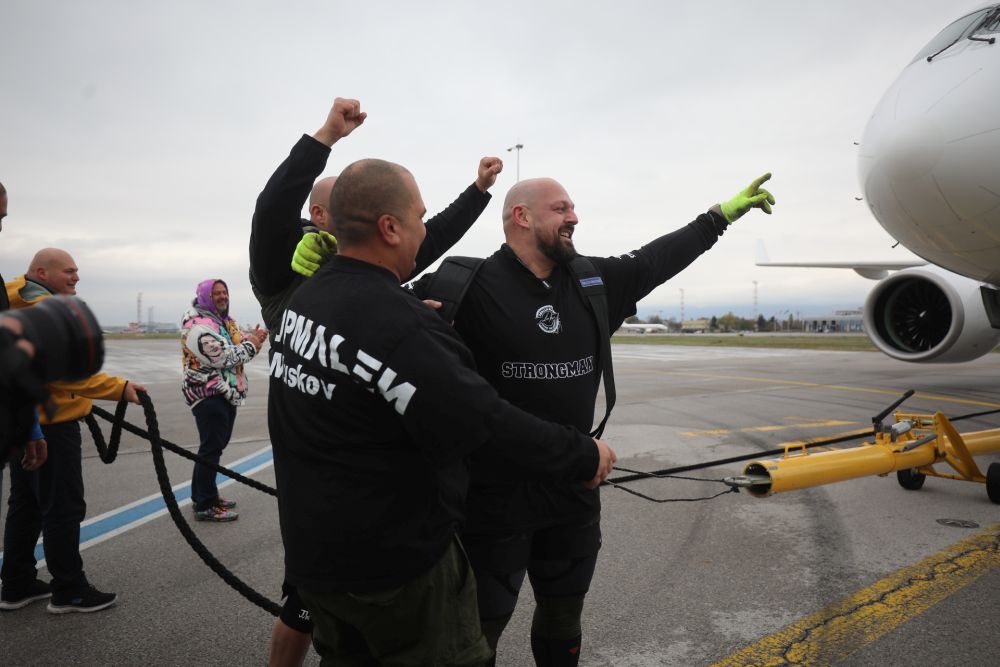 Велизар Митов и Христо Мусков теглят най-новия самолет на националния авиопревозвач „България Еър“ - Airbus A220-300