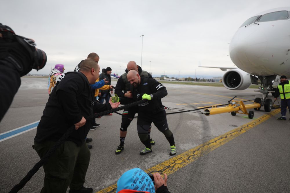 Велизар Митов и Христо Мусков теглят най-новия самолет на националния авиопревозвач „България Еър“ - Airbus A220-300