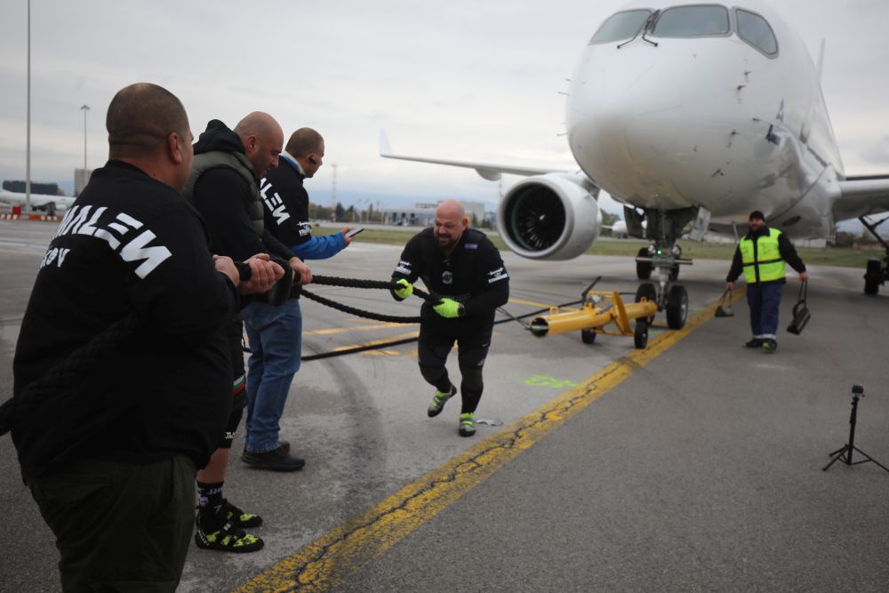 Велизар Митов и Христо Мусков теглят най-новия самолет на националния авиопревозвач „България Еър“ - Airbus A220-300