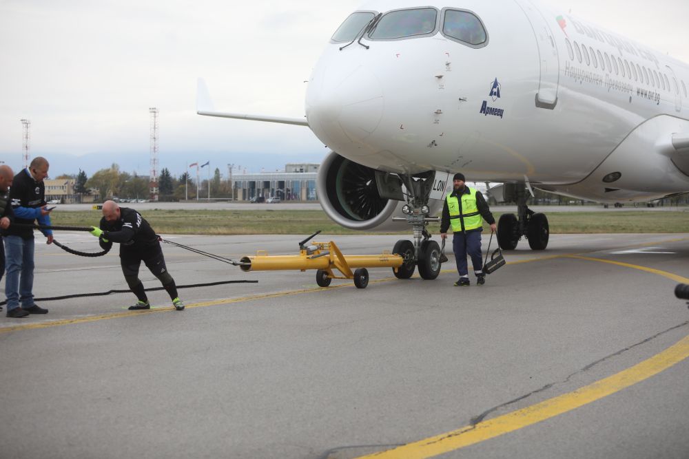 Велизар Митов и Христо Мусков теглят най-новия самолет на националния авиопревозвач „България Еър“ - Airbus A220-300