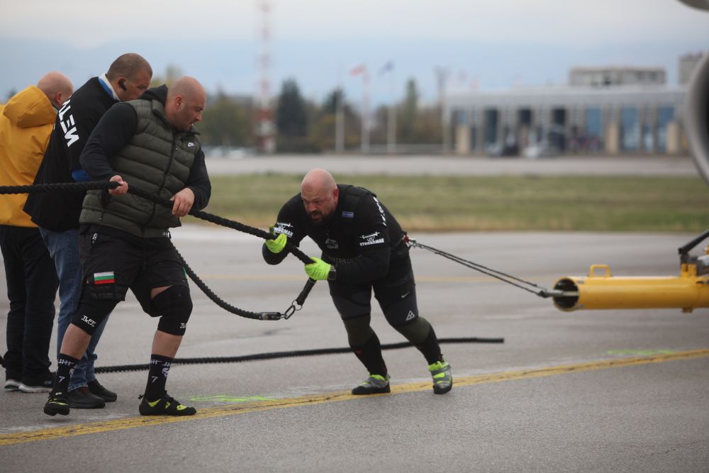 Велизар Митов и Христо Мусков теглят най-новия самолет на националния авиопревозвач „България Еър“ - Airbus A220-300