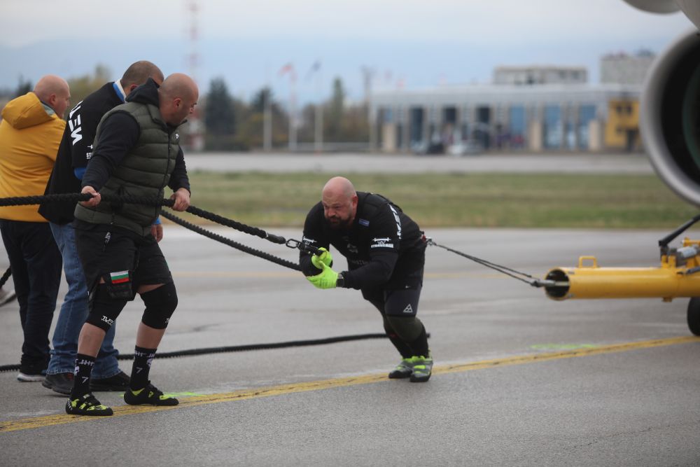 Велизар Митов и Христо Мусков теглят най-новия самолет на националния авиопревозвач „България Еър“ - Airbus A220-300